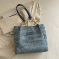 Borsa tote in denim azzurro con strass argentati e tracolla a catena dorata - Azzurro