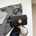 Sac bandoulière noir tissé avec fermoir trèfle doré et poignée tressée élégante - Noir
