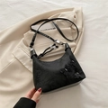 Bolso de axila negro con bordado de mariposa 3D y correa de hombro delgada - Negro