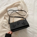 Sac carré noir élégant avec papillons 3D et poignée en métal doré chic - Noir