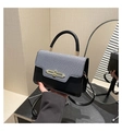 Detalle del bolso bandolera retro con textura tejida gris y hebilla de metal dorado - Negro