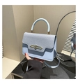 Detalle del bolso azul claro con textura vaquera y hebilla dorada - Azul