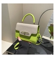 Detalle del bolso de lona patchwork verde lima y beige con cierre de metal dorado - Verde
