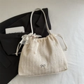 Beige Strohtasche mit Lederriemen und zarter Verzierung aus Spitzenbändern - Weiß