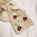 Sac à bandoulière en maille crème chic avec accents floraux rouges rétro pour les vacances - Blanc