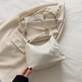 Bolso de hombro crema con encaje floral bordado y colgante de perla elegante - Blanco