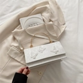 Sac à main blanc avec broderie papillon, poignée dorée et texture dentelle - Blanc