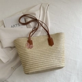 Bolso tote de paja trenzada beige con asas de cuero marrón y detalle de mariposa - Caqui