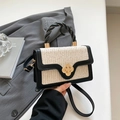 Sac à main tissé beige avec garniture en cuir noir et fermoir fleur dorée - Noir et Blanc