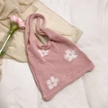 Sac fourre-tout en tricot rose avec motifs floraux blancs et artisanat au crochet - Rose
