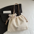 Schicke beige gewebte Strohtasche mit floraler Spitzenschleife und Leder-Kordelzug - Khaki