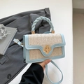 Sac à main bleu clair et paille avec boucle fleurie dorée et poignée tressée - Bleu