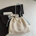 Schicke gewebte Strohtasche in Beige mit hellblauen Griffen und Spitzen-Schleife - Blau