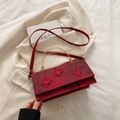Petit sac carré rouge foncé avec broderie papillon 3D et poignée en métal doré - Rouge