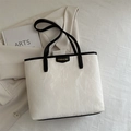 Bolso tote minimalista crema con ribete negro y textura única de papel arrugado - Blanco