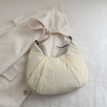 Minimalistische beige Hobo-Tasche mit verstellbarem Gurt und plissierter Textur - Weiß