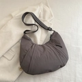 Bolso hobo minimalista gris oscuro de nailon plisado con correa ancha y gran capacidad - Gris