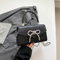 Elegante schwarze Abendtasche mit Glitzer, Strass-Schleife und silberner Kette - Schwarz