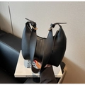 Dettaglio della borsa a spalla in pelle nera opaca con fibbia dorata e chiusura a zip - Nero