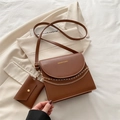 Elegante braune Umhängetasche mit Goldkettendekor und passender Mini-Kartentasche - Braun