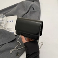 Détail du mini sac noir en cuir verni à motif crocodile avec une chaîne argentée - Noir
