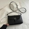 Bolso bandolera cuadrado tejido negro minimalista con hebilla de metal dorado - Negro