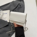Détail du mini sac blanc à relief crocodile avec une élégante chaîne argentée - Blanc Cassé