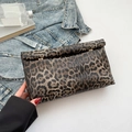 Clutch met luipaardprint voorzien van gouden magneetsluitingen en roll-top ontwerp - Bruin