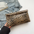 Chique clutch met luipaardprint en metalen oogjes voor dames modieus dagelijks gebruik - Bruin