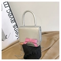 Dettaglio della mini borsa metallizzata argento con fiocco rosa e tracolla - Argento