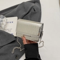 Détail du mini sac à chaîne argenté avec gaufrage crocodile et finition métallisée - Argenté
