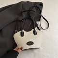 Bolso tipo cubo tejido beige con asas de cuero negro y correa al hombro estilo casual - Negro
