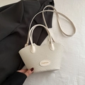 Beige gewebte Eimer-Tasche mit Ledergriffen und Fashion-Metallschriftzug für Damen - Weiß