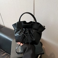 Borsa a secchiello minimalista in pelle nera con dettaglio a fiocco e manici tondi - Nero