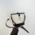 Bolso cubo bicolor chic con textura tejida, ribete de cuero negro y cierre metálico dorado - Bolso Bombonera (0825024) / Blanco