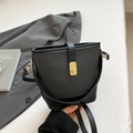 Bolso cubo negro con parte superior tejida, base de cuero liso y elegante cierre dorado - Negro