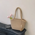 Beige gewebte Baumwolltasche mit schwarzen Mustern und dekorativen Holzperlen-Quasten - Mit Anhänger / Khaki