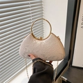 Elegante borsa da sera ricamata beige con manico tondo dorato e tracolla a catena - Rosa