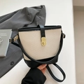 Bolso saco minimalista en tejido trenzado crema y detalles en cuero negro elegante - Blanco