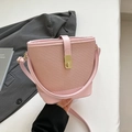Bolso tipo cubo rosa tejido con cierre giratorio dorado y bandolera para mujer elegante - Rosa