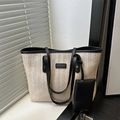Sac fourre-tout en paille tressée blanc cassé avec anses en cuir noir et pochette zippée - Noir