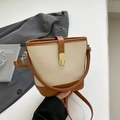 Bolso tipo cubo de paja tejida beige y cuero marrón con cierre de metal dorado - Marrón