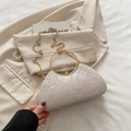 Beigefarbene Halbmondtasche mit Blumenstickerei, Goldringgriff und Metallkette - Rosa