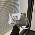 Bolso de hombro plateado con lazo dorado y correas de cadena dobles en estilo moderno - Plateado
