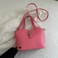 Borsa a secchiello rosa minimalista con fibbia in metallo argento e manici - Rosa