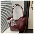 Gros plan du sac cabas bordeaux avec nœud en dentelle et inscription dorée - Bordeaux