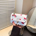 Witte mini crossbody tas met kersenprint, gouden ketting en gepolijst metalen slot - Met Hanger / Wit