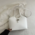 Elegante borsa a secchiello bianca in pelle con fibbia argento e tracolla regolabile - Bianco