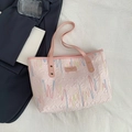 Bolso tote acolchado rosa claro con bordados ondulados de colores y asas de cuero - Rosa