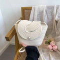 Elegante borsa a tracolla intrecciata color crema con chiusura a perla e patta rotonda - Bianco Sporco